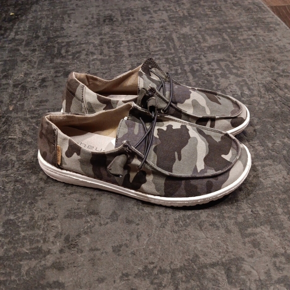 Hey Dude Wendy Womens Size 7 Green Camo Slip On Casual Loafer Shoes - Picture 2 of 5